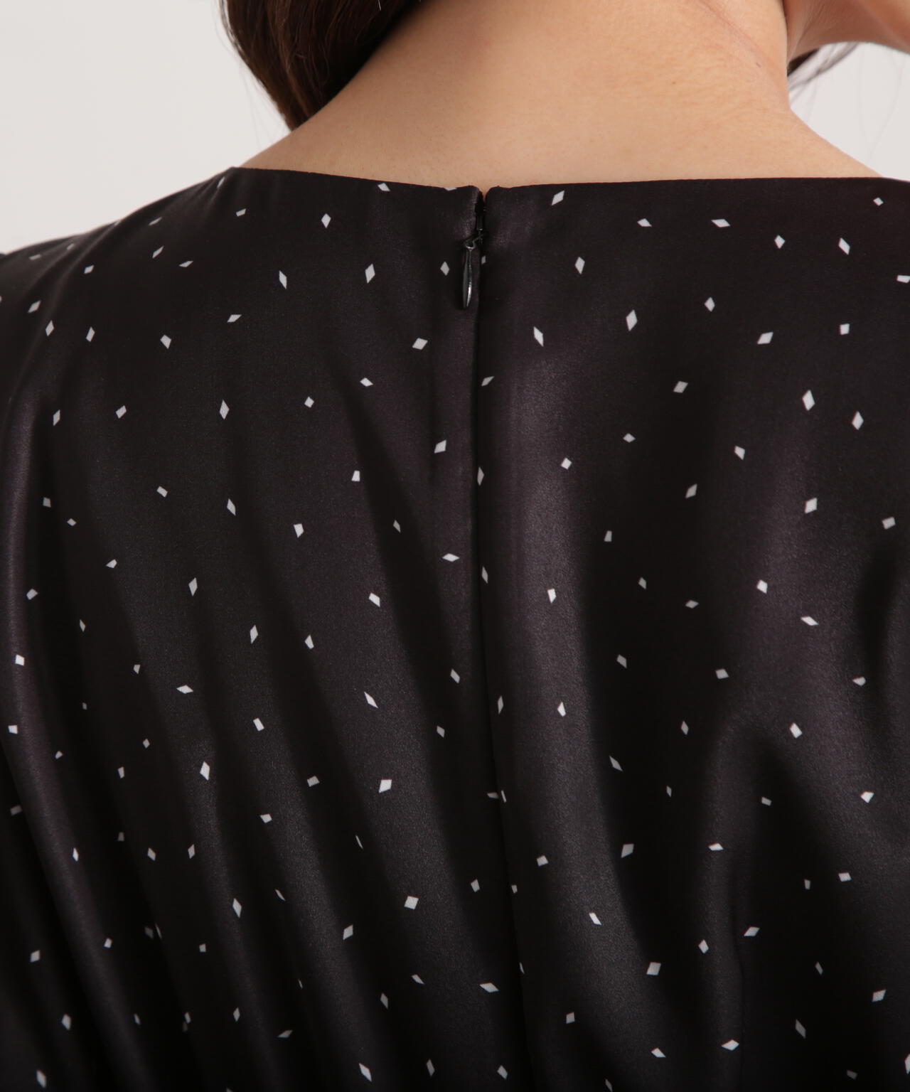 ＜ウォッシャブル＞クルミ釦付きギャザーワンピース