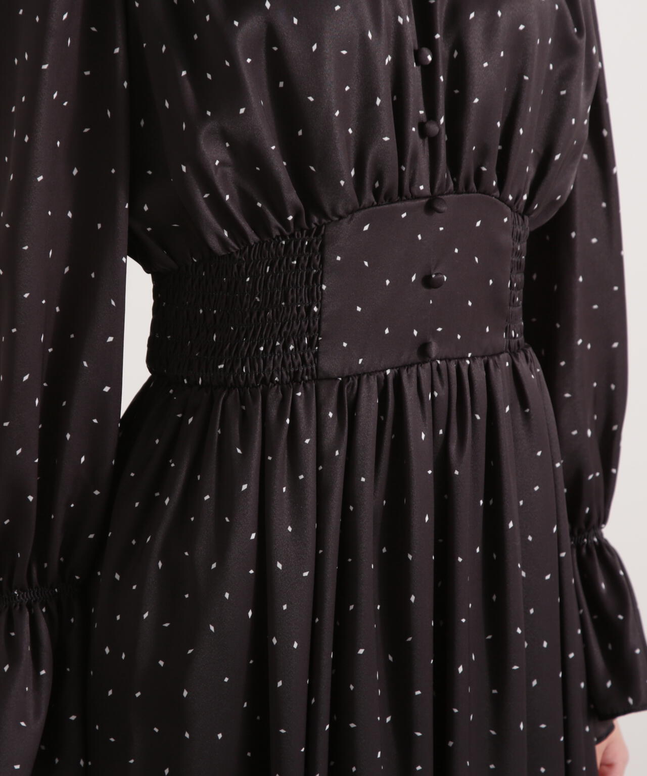 ＜ウォッシャブル＞クルミ釦付きギャザーワンピース