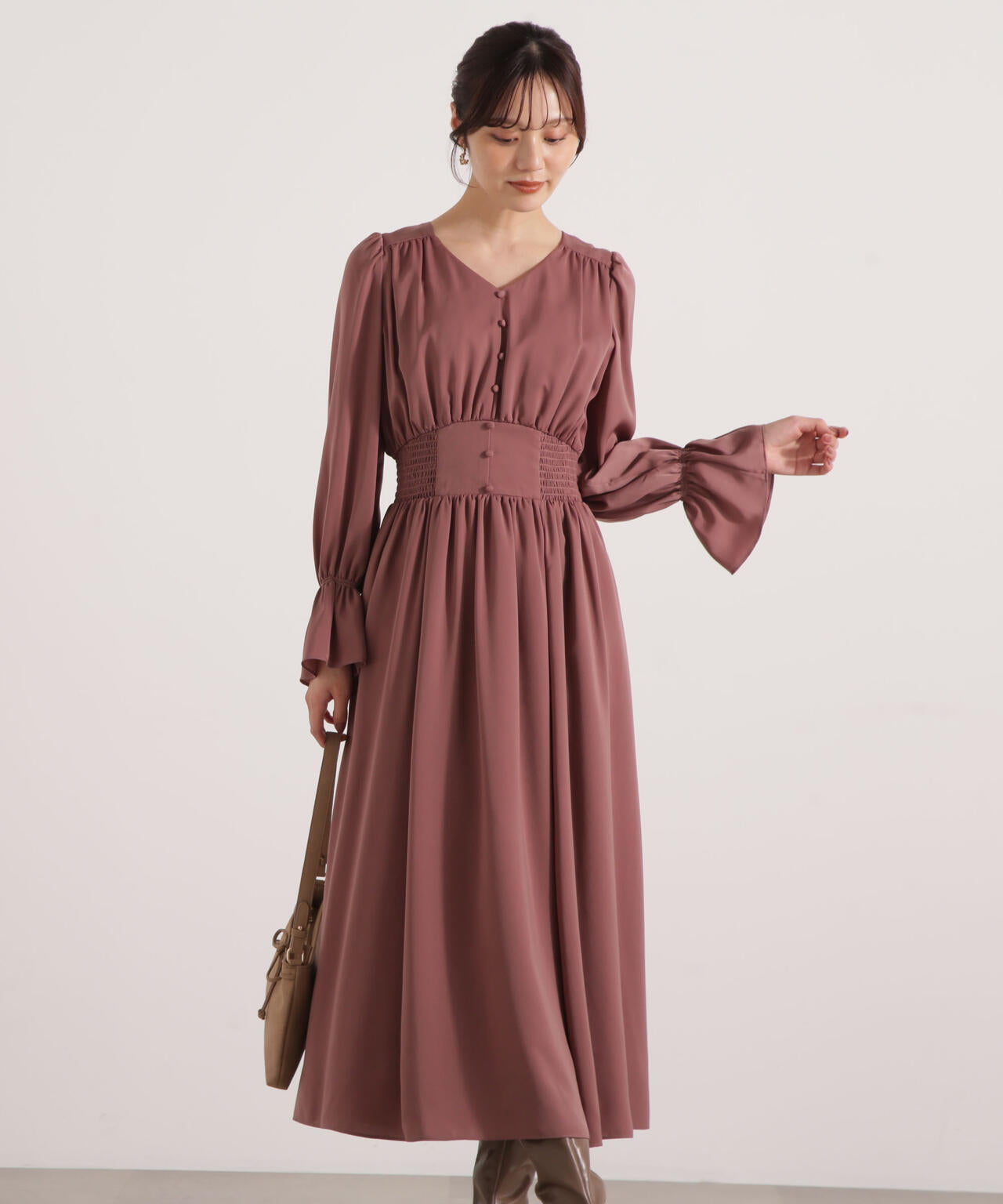 ＜ウォッシャブル＞クルミ釦付きギャザーワンピース