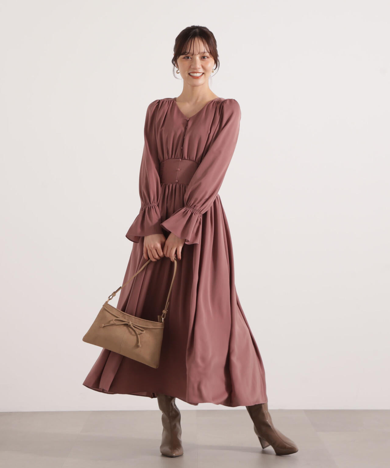 ＜ウォッシャブル＞クルミ釦付きギャザーワンピース