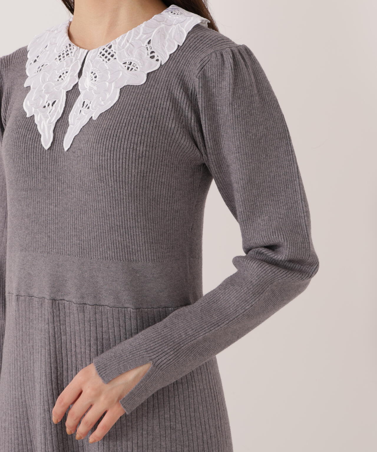 【加藤栞さん着用】レース襟付きニットワンピース