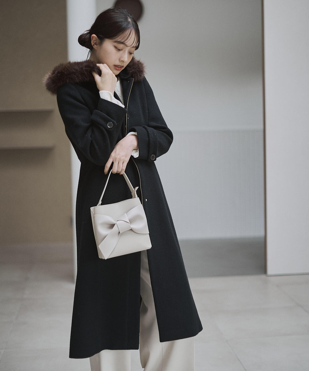 【加藤栞さん着用】モッサフードフェイクファーロングコート