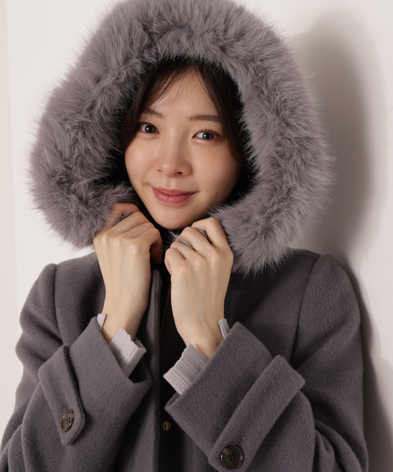 【加藤栞さん着用】モッサフードフェイクファーロングコート