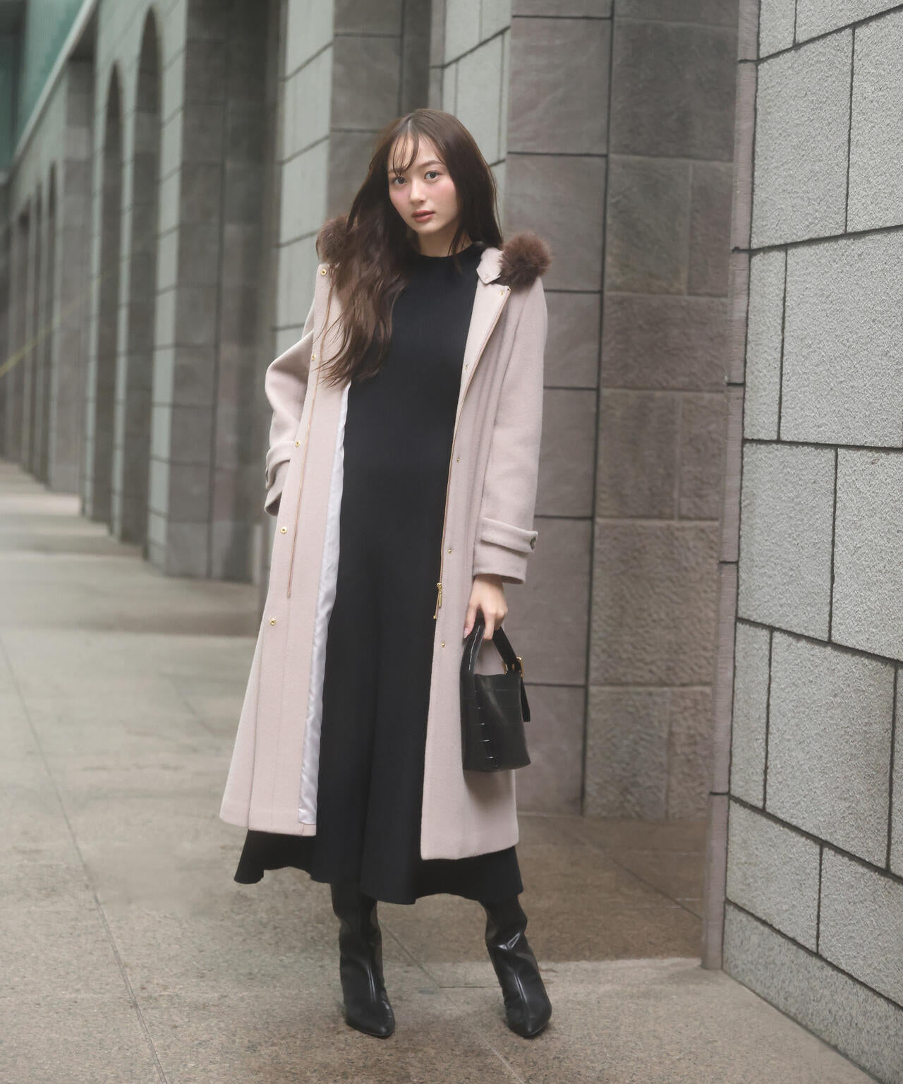 加藤栞さん着用】モッサフードフェイクファーロングコート