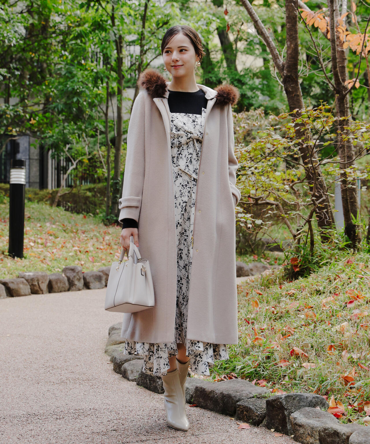 【加藤栞さん着用】モッサフードフェイクファーロングコート