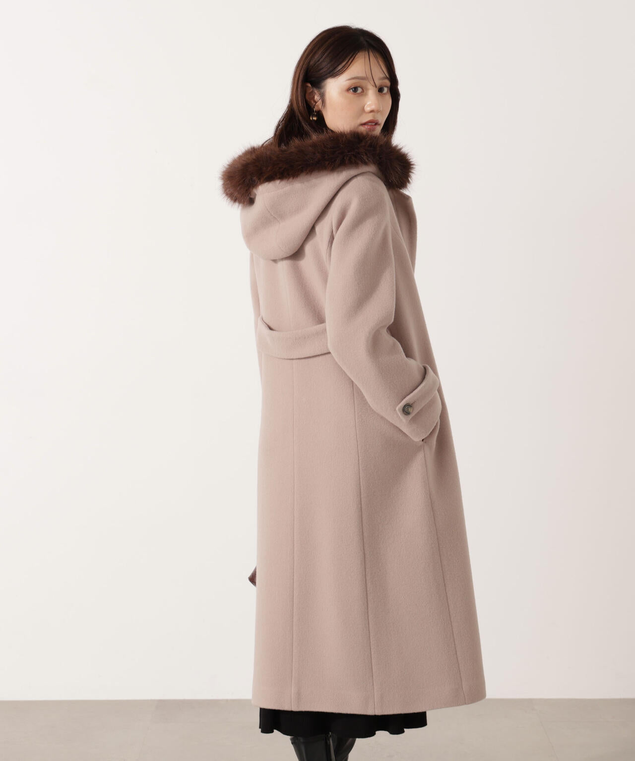 【加藤栞さん着用】モッサフードフェイクファーロングコート