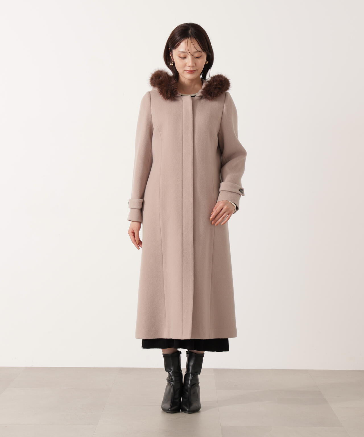 【加藤栞さん着用】モッサフードフェイクファーロングコート