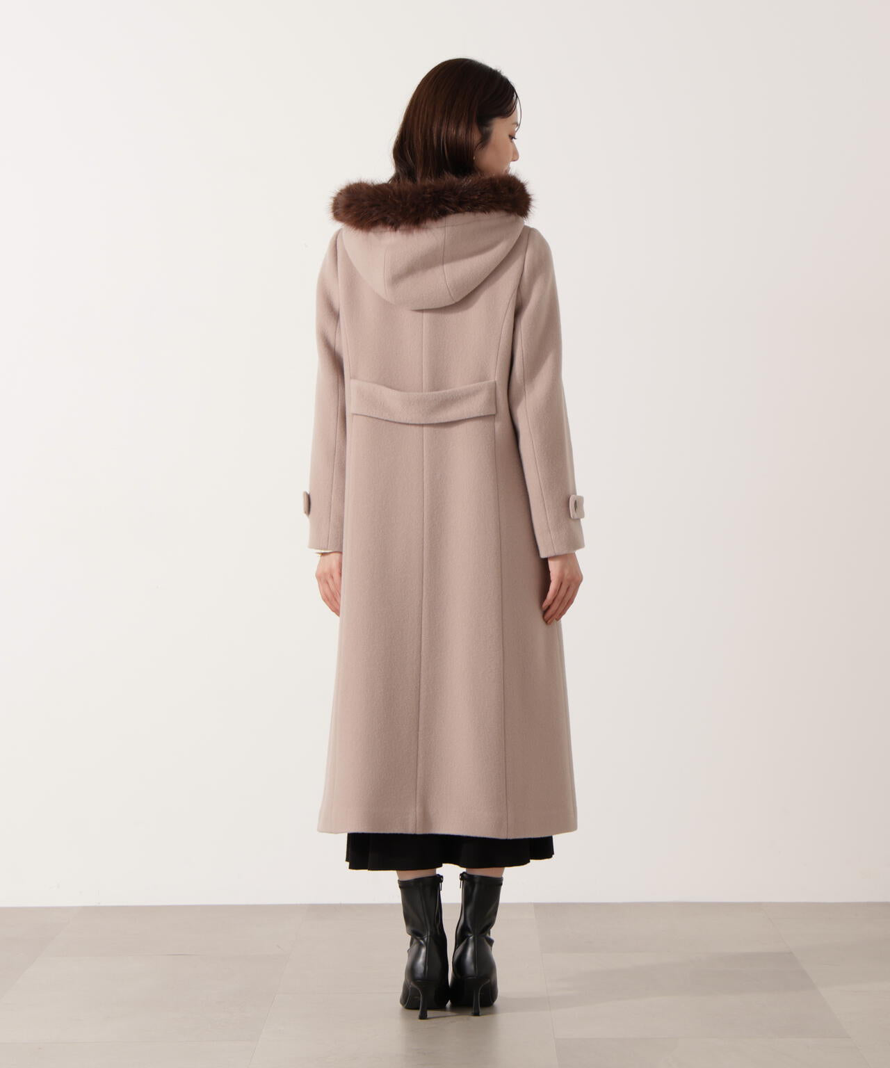 加藤栞さん着用】モッサフードフェイクファーロングコート