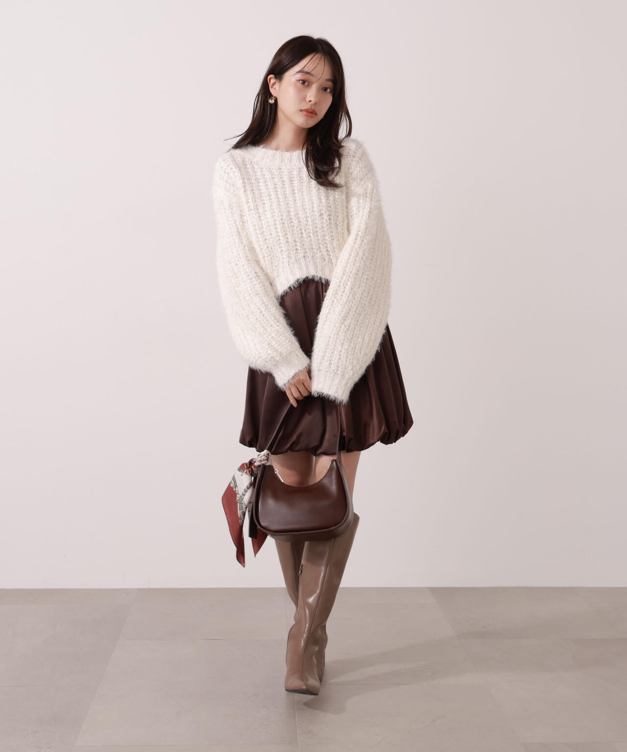 額付き油彩画　ローゲージの白ニットを着ている女の子 額付き油彩画 ローゲージの白ニットを着ている女の子 額付き油彩