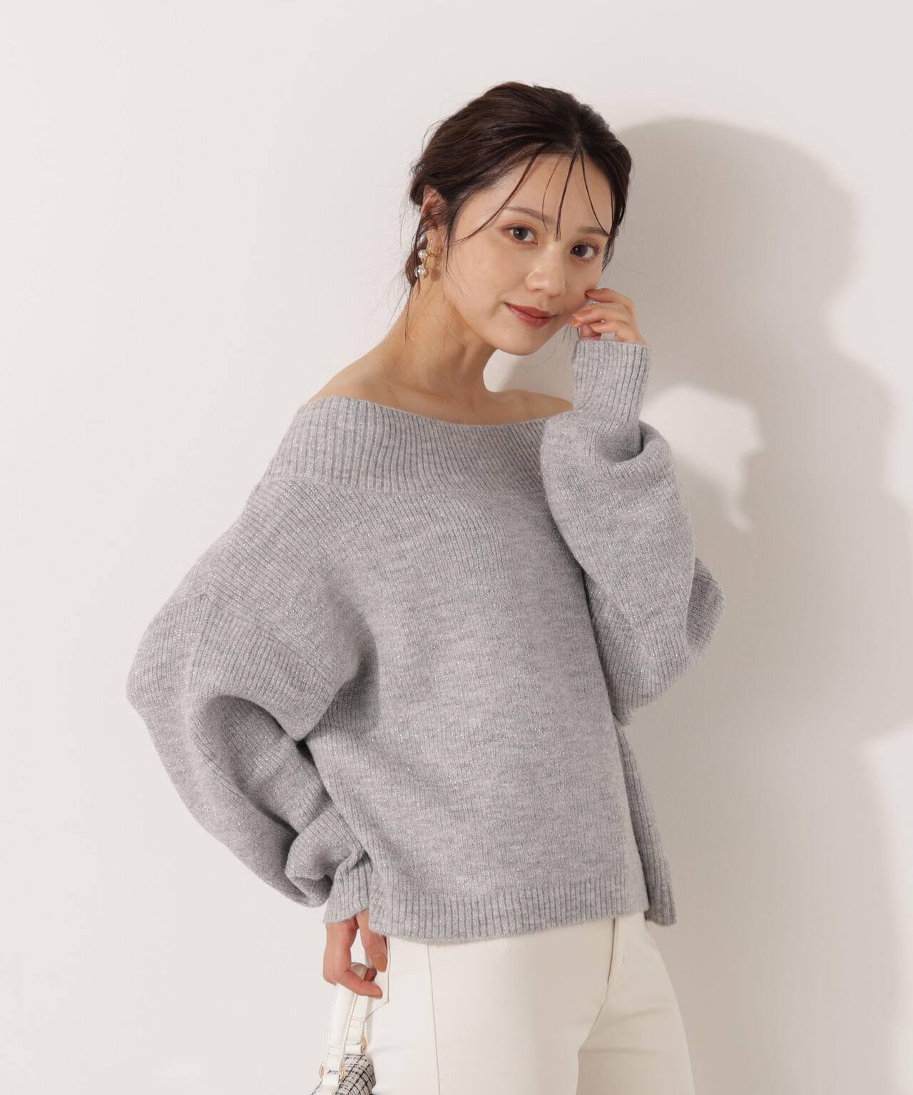 【青島心さん着用】ラメ入りオフショル畔ニット