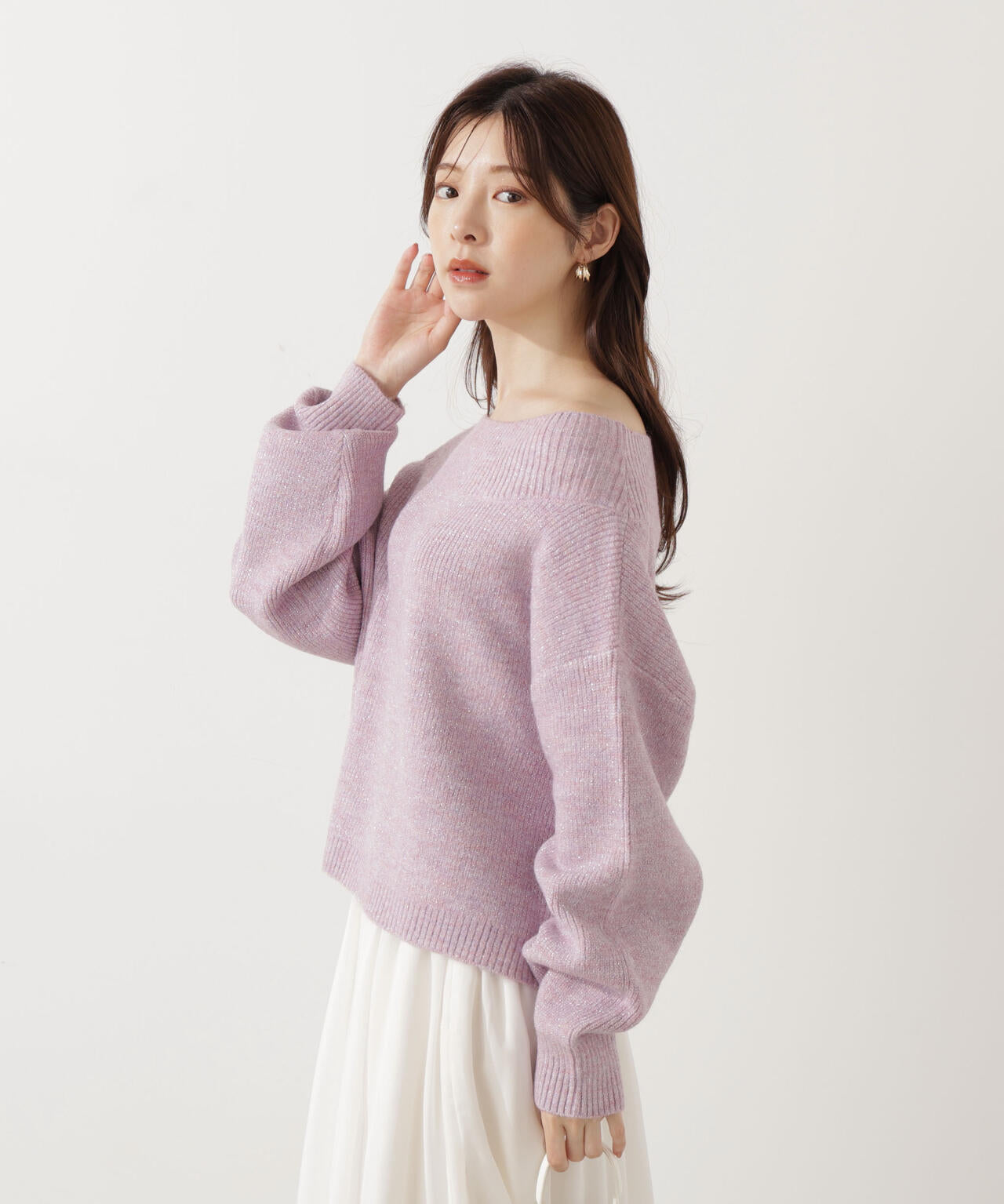 【青島心さん着用】ラメ入りオフショル畔ニット