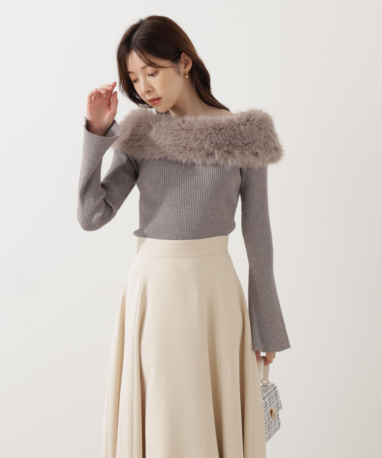 【青島心さん着用】フェイクファー付きオフショルニット