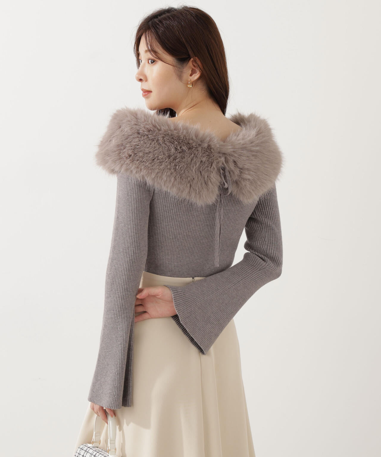 【青島心さん着用】フェイクファー付きオフショルニット