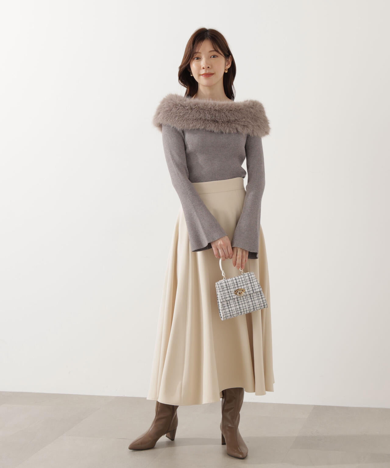 【青島心さん着用】フェイクファー付きオフショルニット