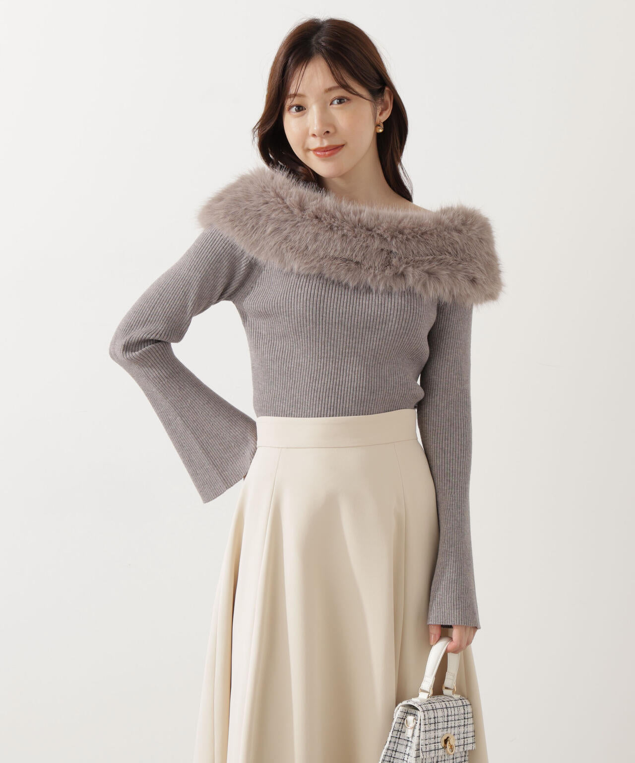 【青島心さん着用】フェイクファー付きオフショルニット