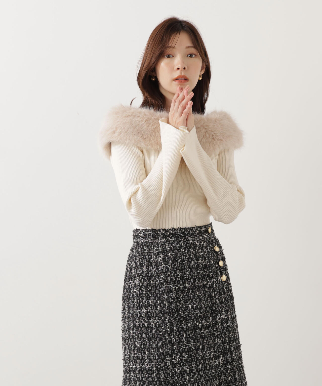【青島心さん着用】フェイクファー付きオフショルニット