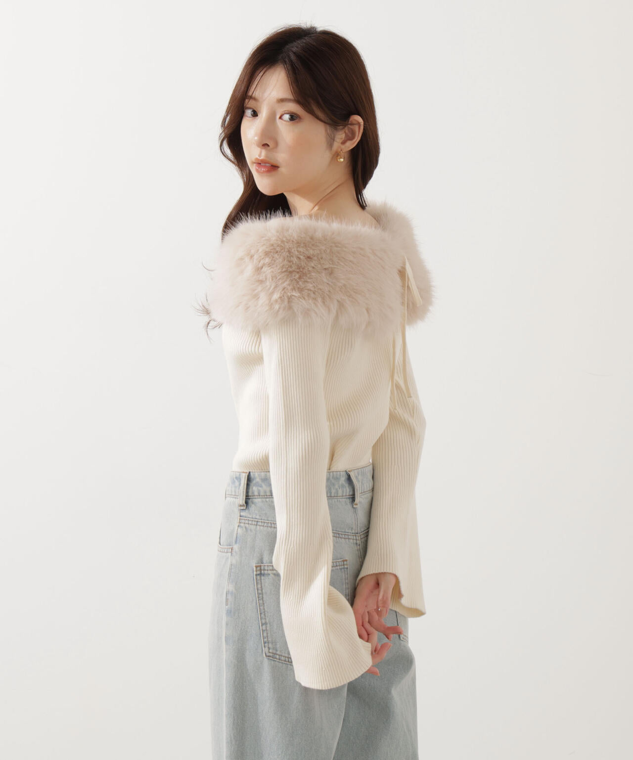 ReFa PERFECT BANGS ホワイト フェイクファー付きオフショルニット | PROPORTION BODY