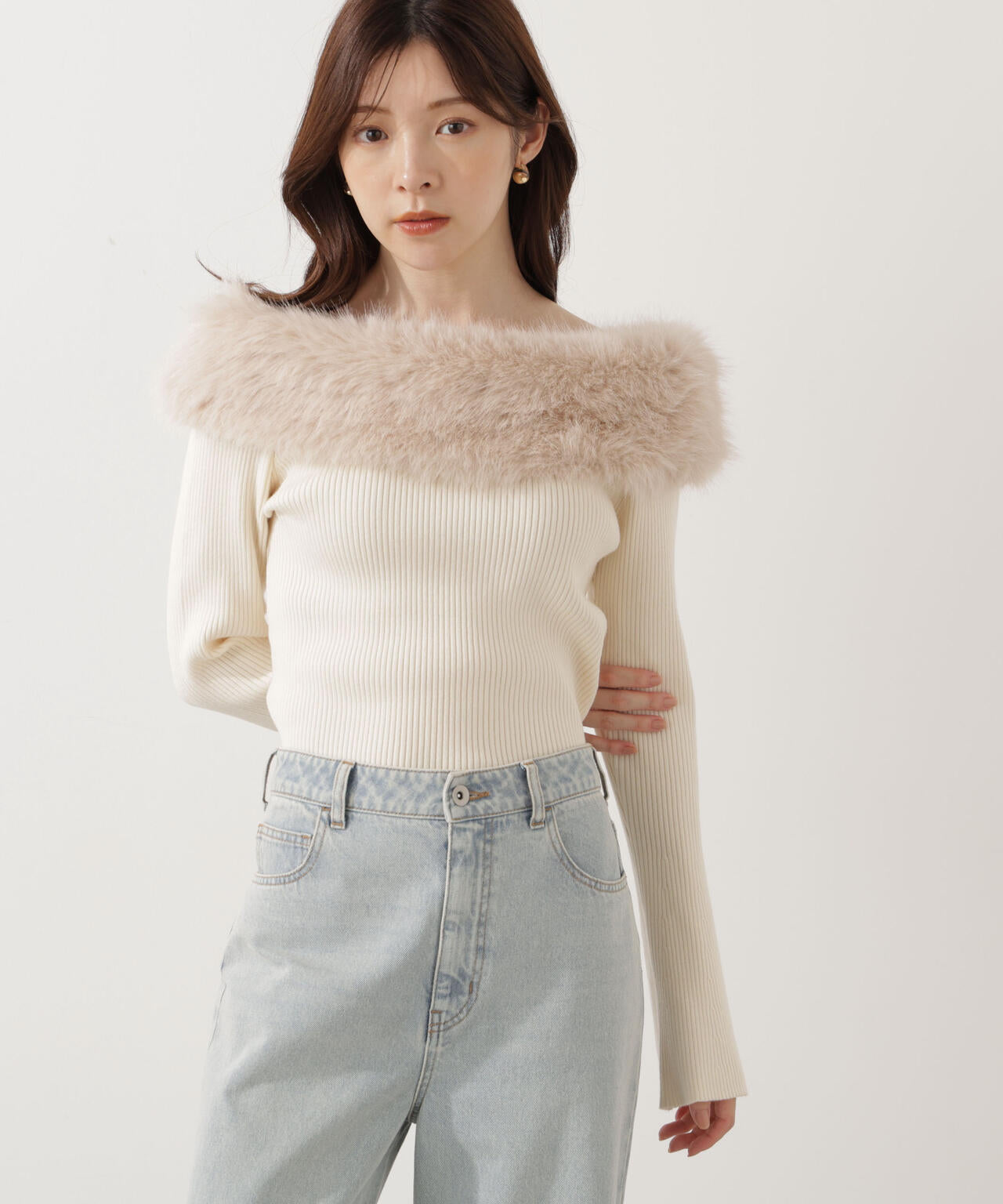 【青島心さん着用】フェイクファー付きオフショルニット