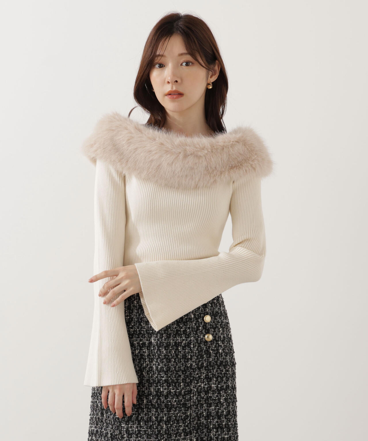 【青島心さん着用】フェイクファー付きオフショルニット
