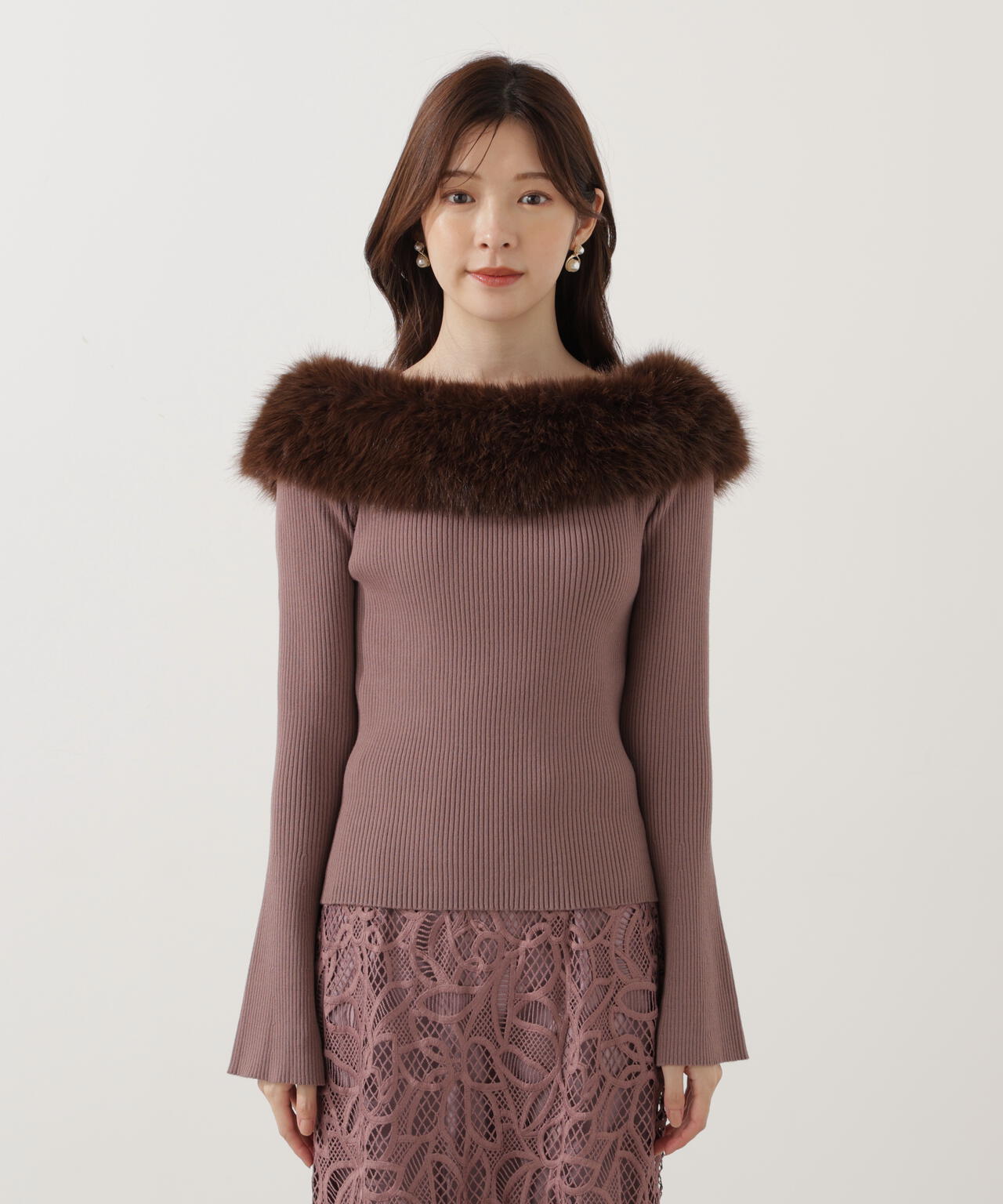 【青島心さん着用】フェイクファー付きオフショルニット