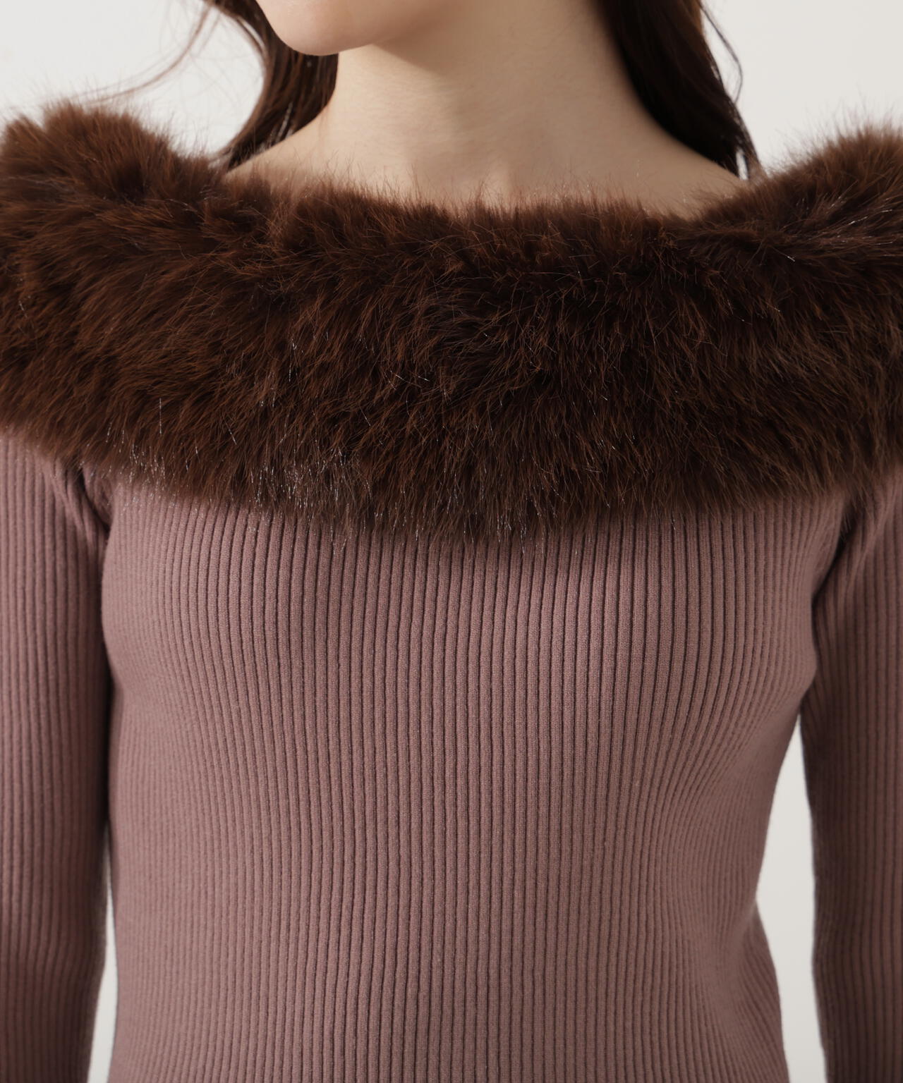 【青島心さん着用】フェイクファー付きオフショルニット