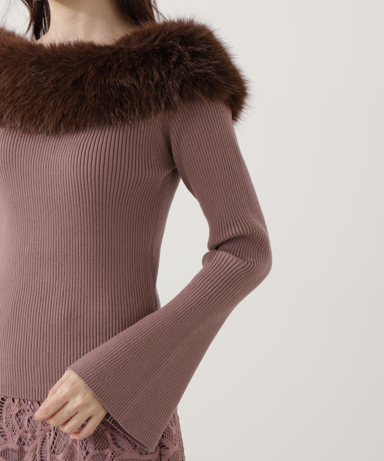 【青島心さん着用】フェイクファー付きオフショルニット