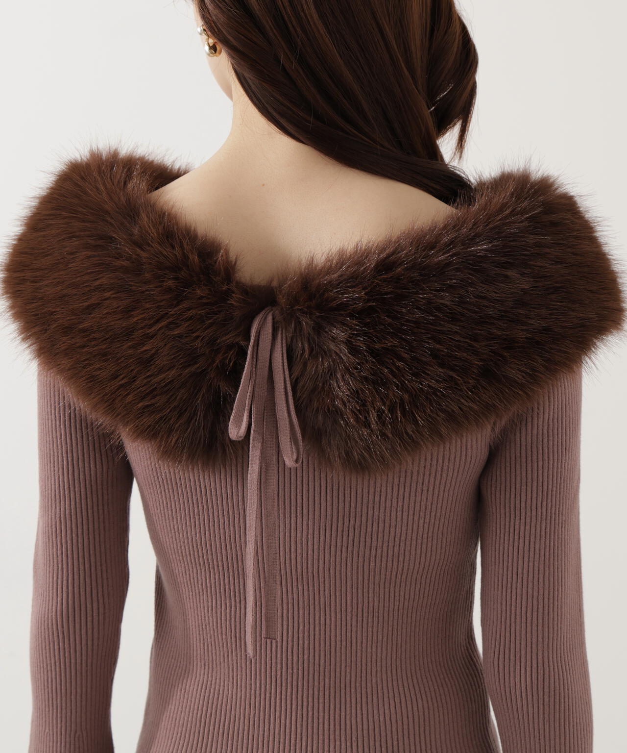 【青島心さん着用】フェイクファー付きオフショルニット