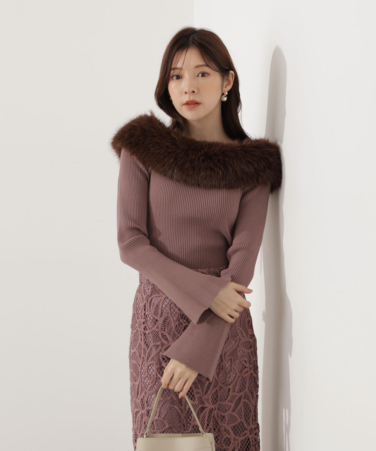 【青島心さん着用】フェイクファー付きオフショルニット
