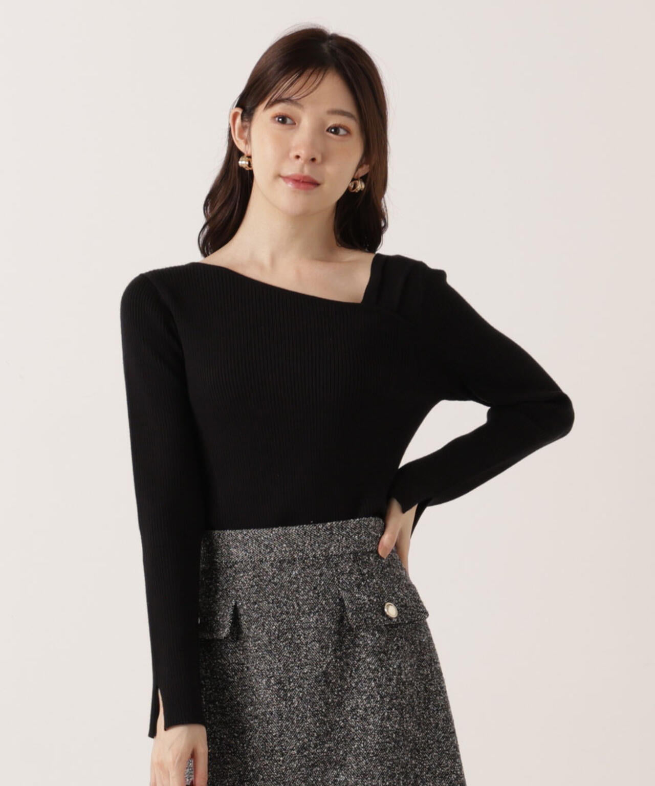 ＜ウォッシャブル＞アシメネックリブニット