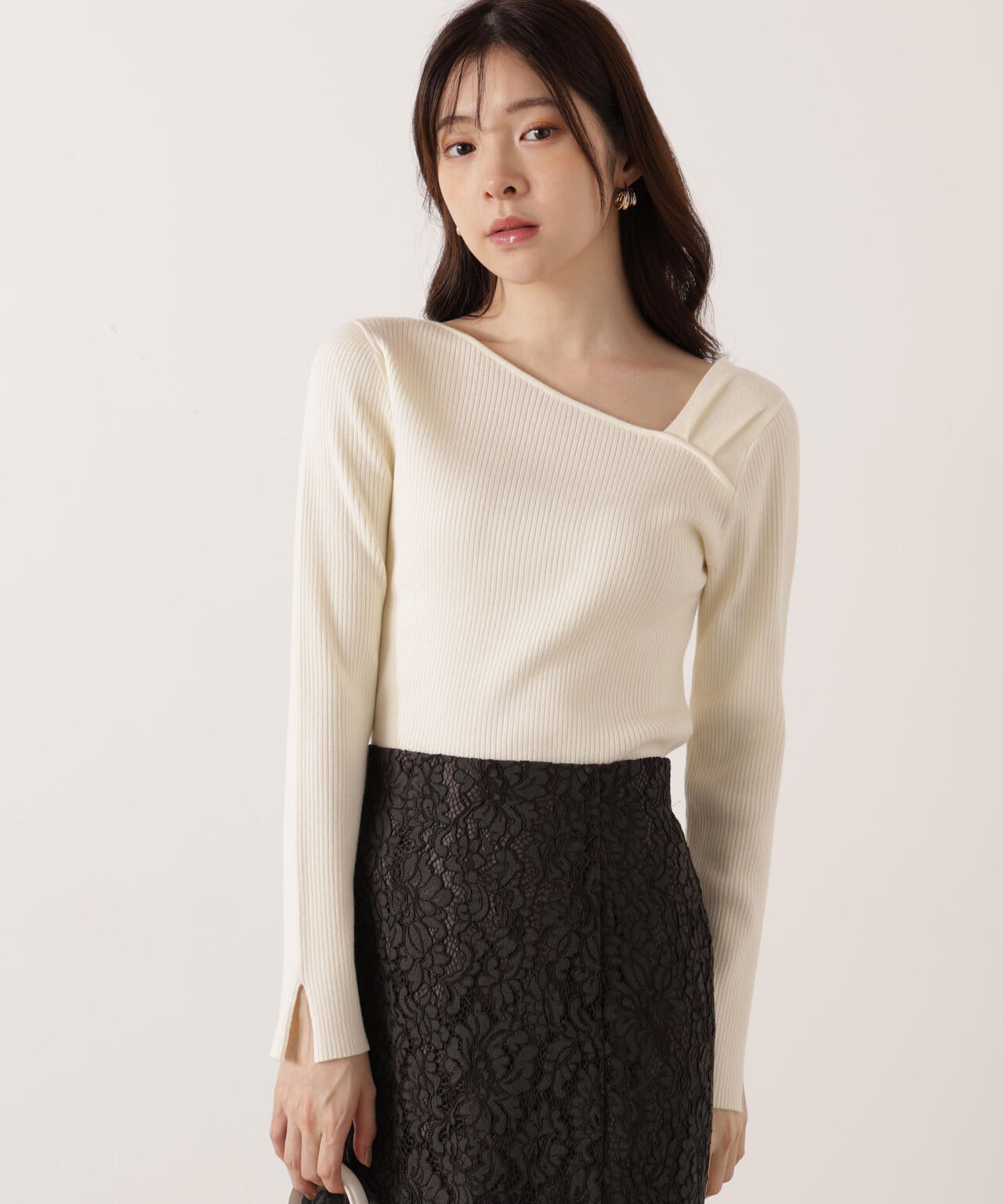 ＜ウォッシャブル＞アシメネックリブニット