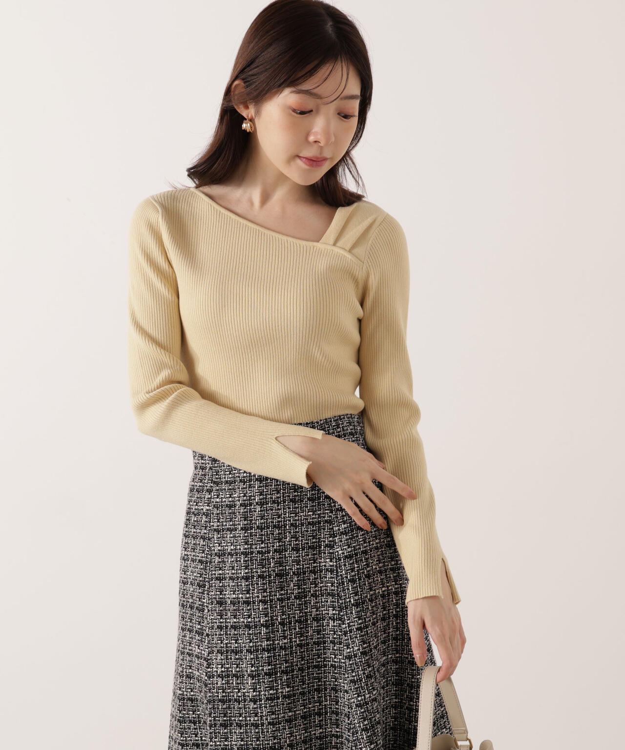 ＜ウォッシャブル＞アシメネックリブニット