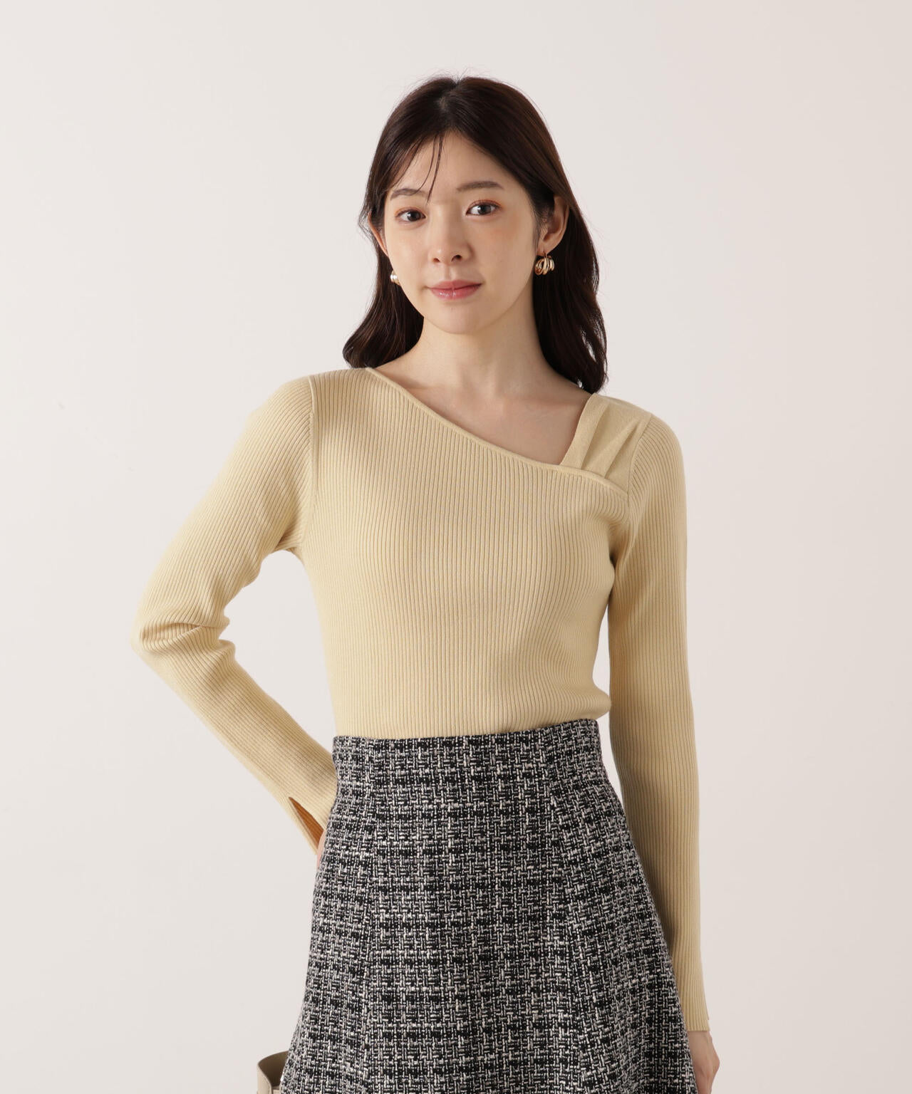 ＜ウォッシャブル＞アシメネックリブニット