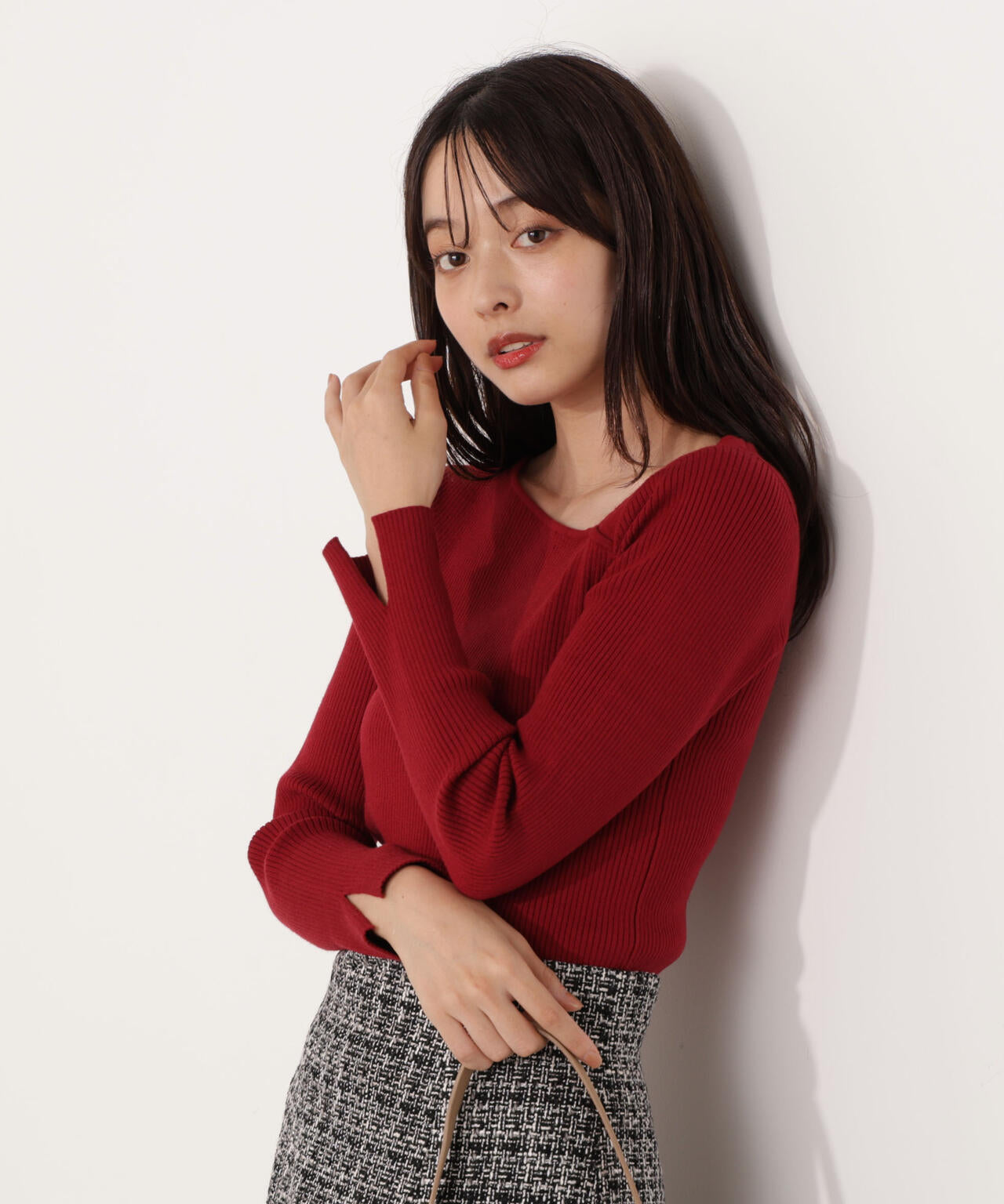 ＜ウォッシャブル＞アシメネックリブニット