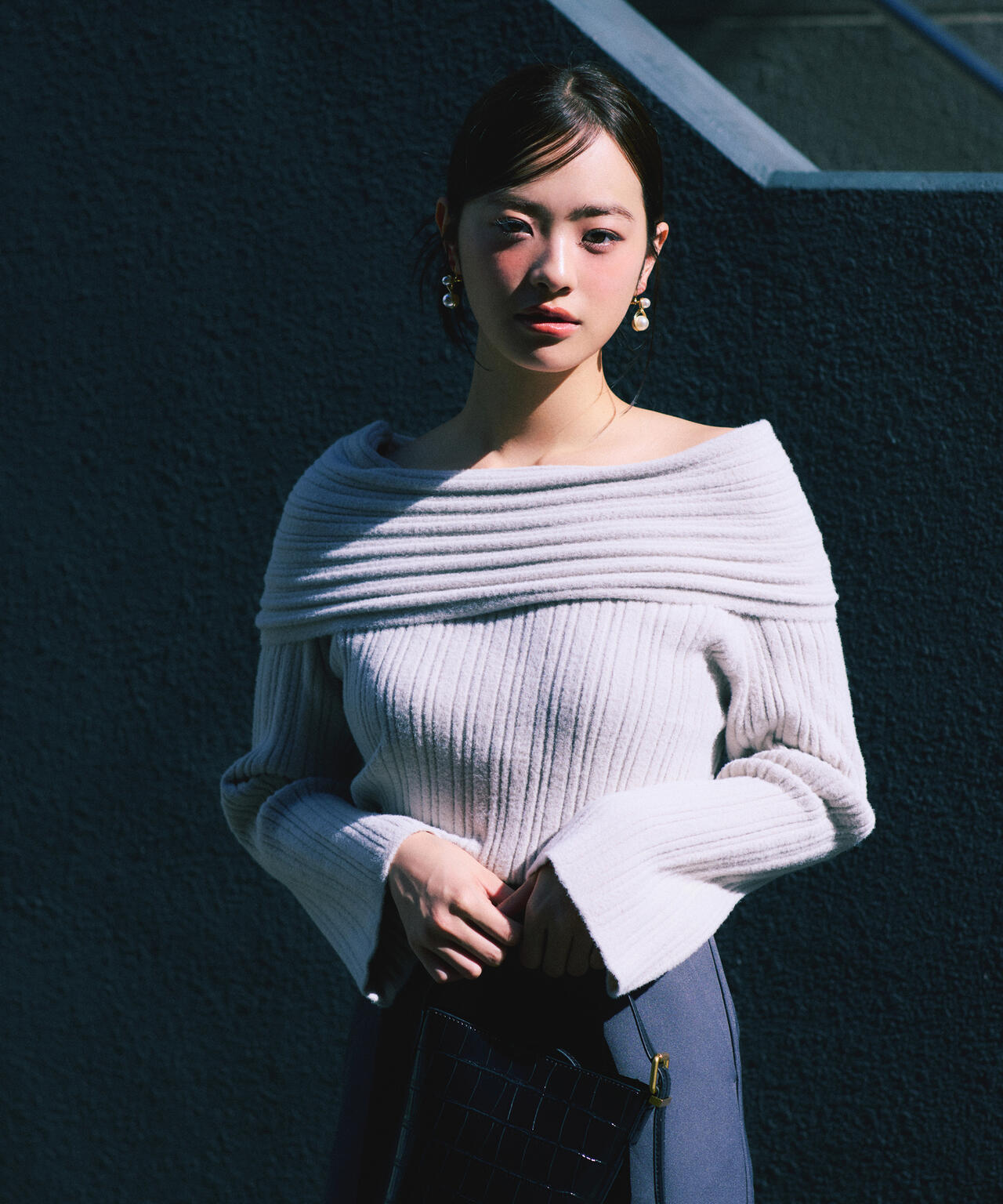 【加藤栞さん着用】ランダムリブオフショルニット