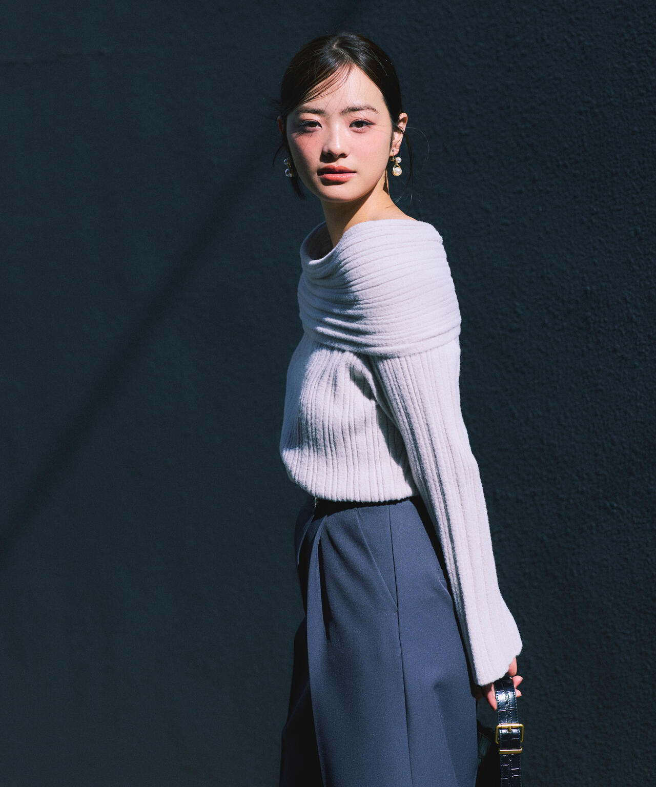 【加藤栞さん着用】ランダムリブオフショルニット