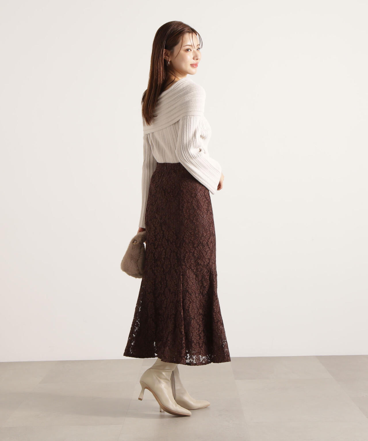 【加藤栞さん着用】ランダムリブオフショルニット