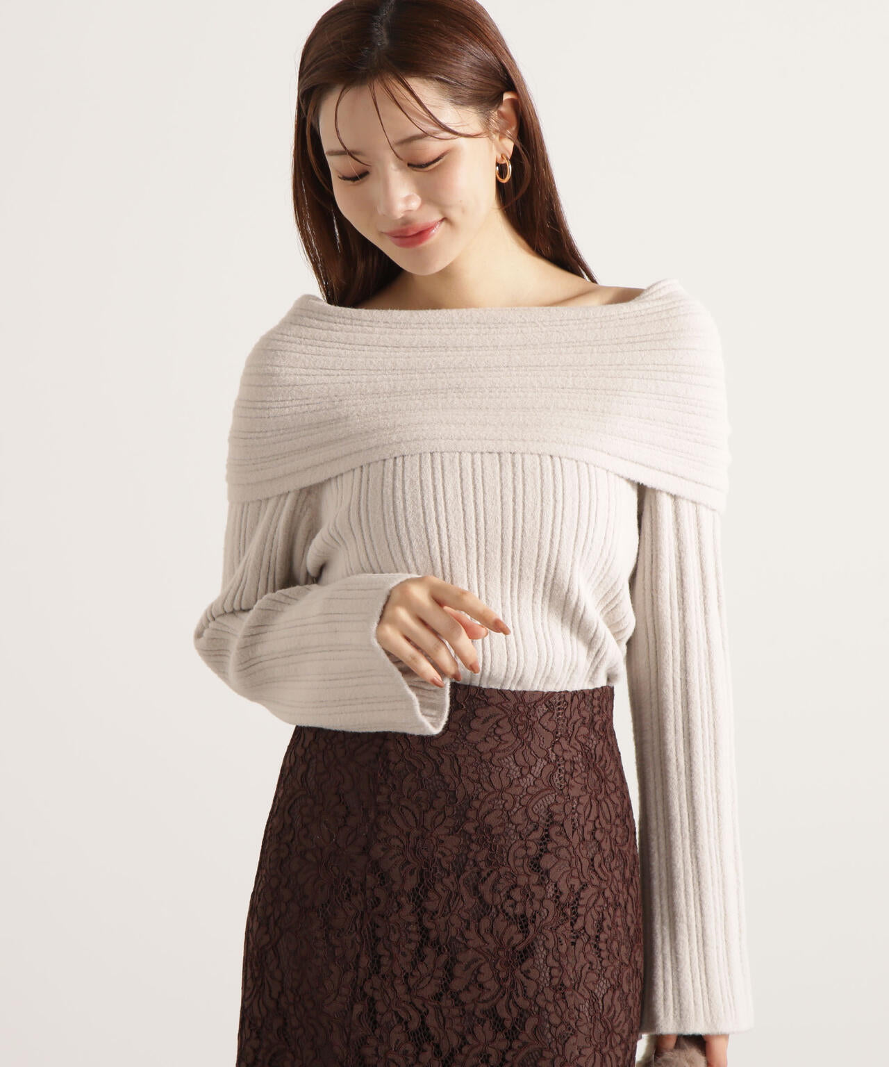 【加藤栞さん着用】ランダムリブオフショルニット