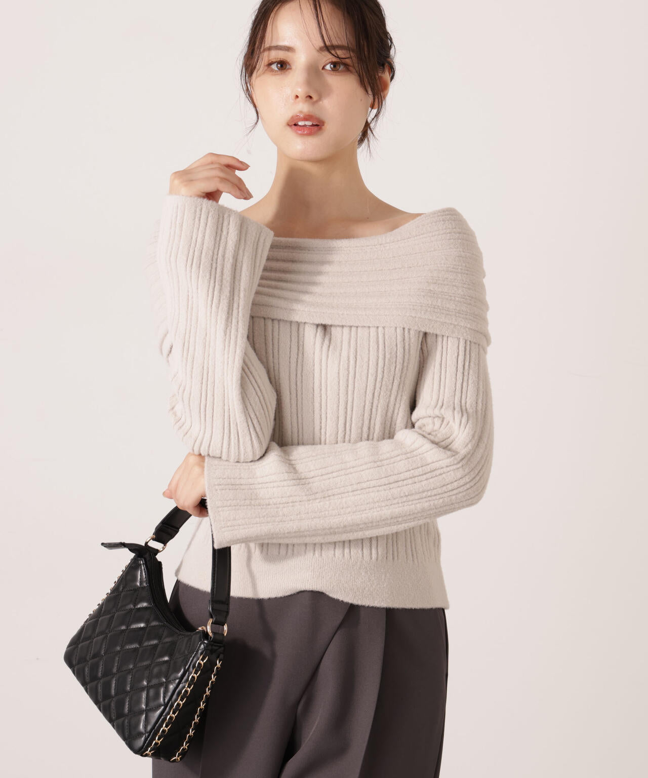 【加藤栞さん着用】ランダムリブオフショルニット
