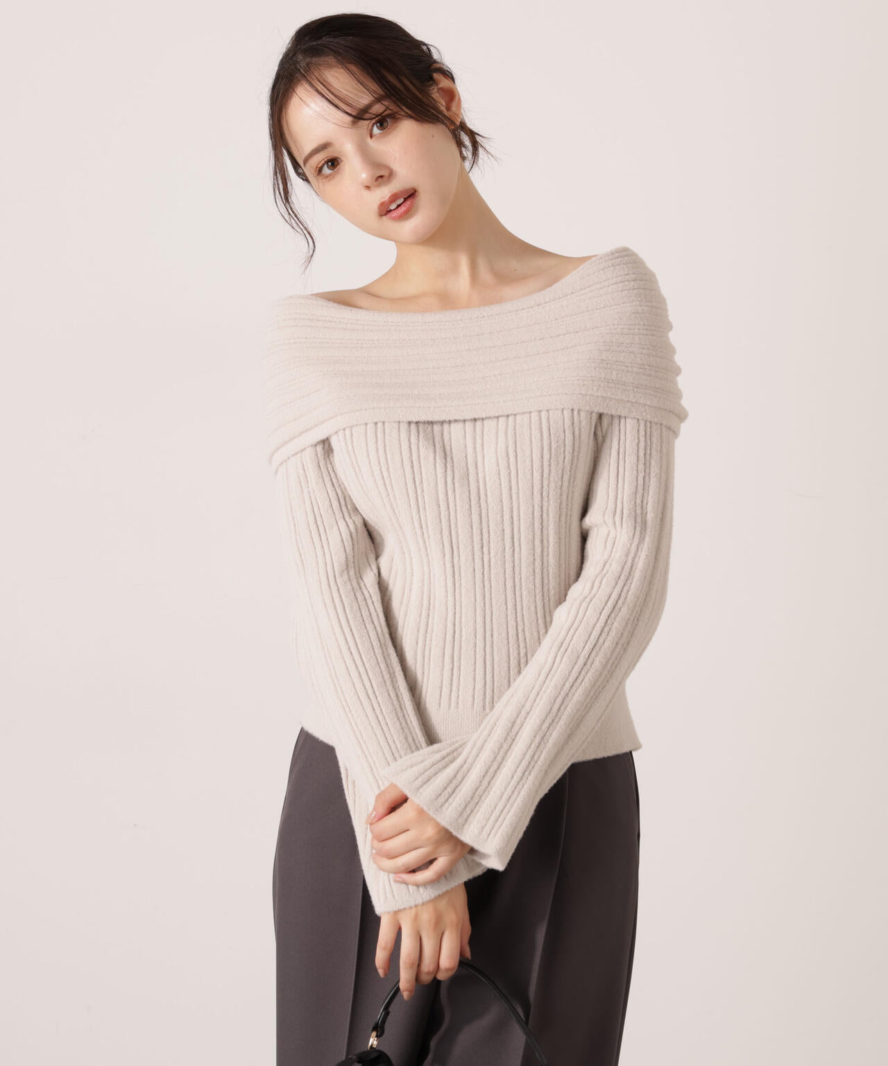 【加藤栞さん着用】ランダムリブオフショルニット