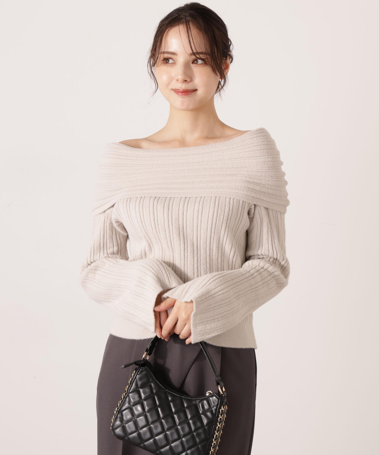 【加藤栞さん着用】ランダムリブオフショルニット