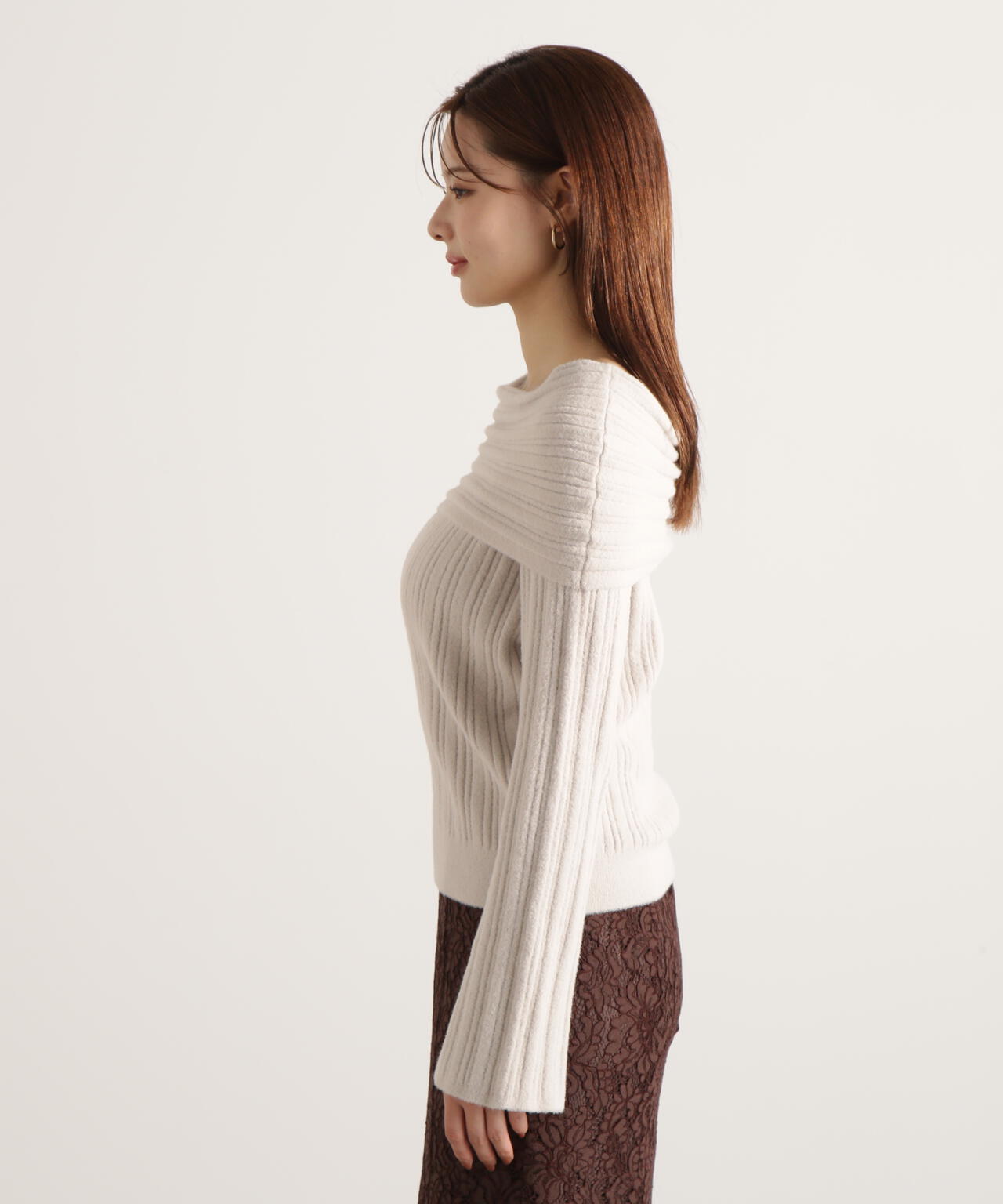 【加藤栞さん着用】ランダムリブオフショルニット