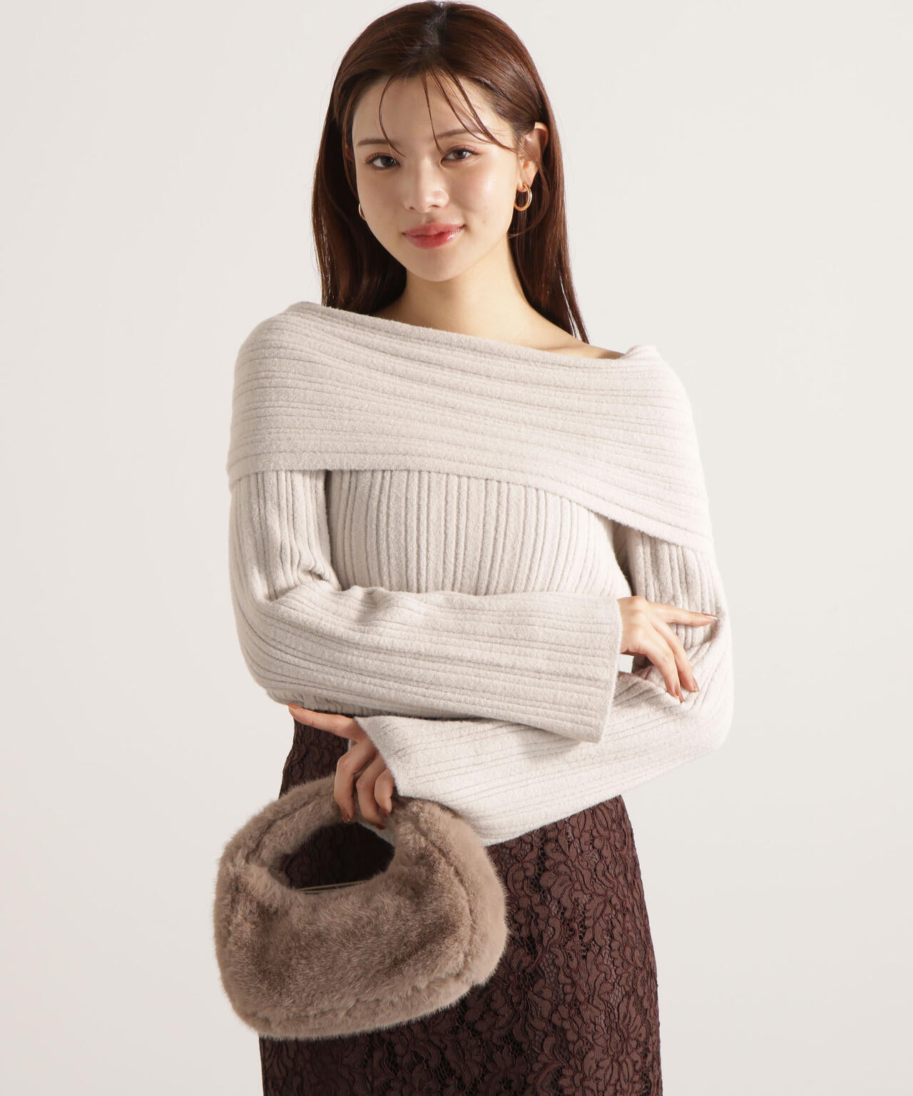 【加藤栞さん着用】ランダムリブオフショルニット