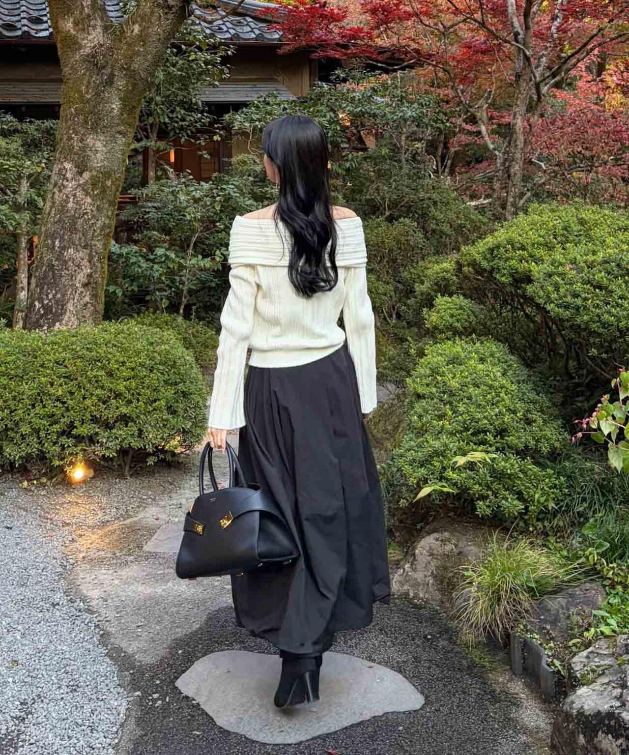 【加藤栞さん着用】ランダムリブオフショルニット