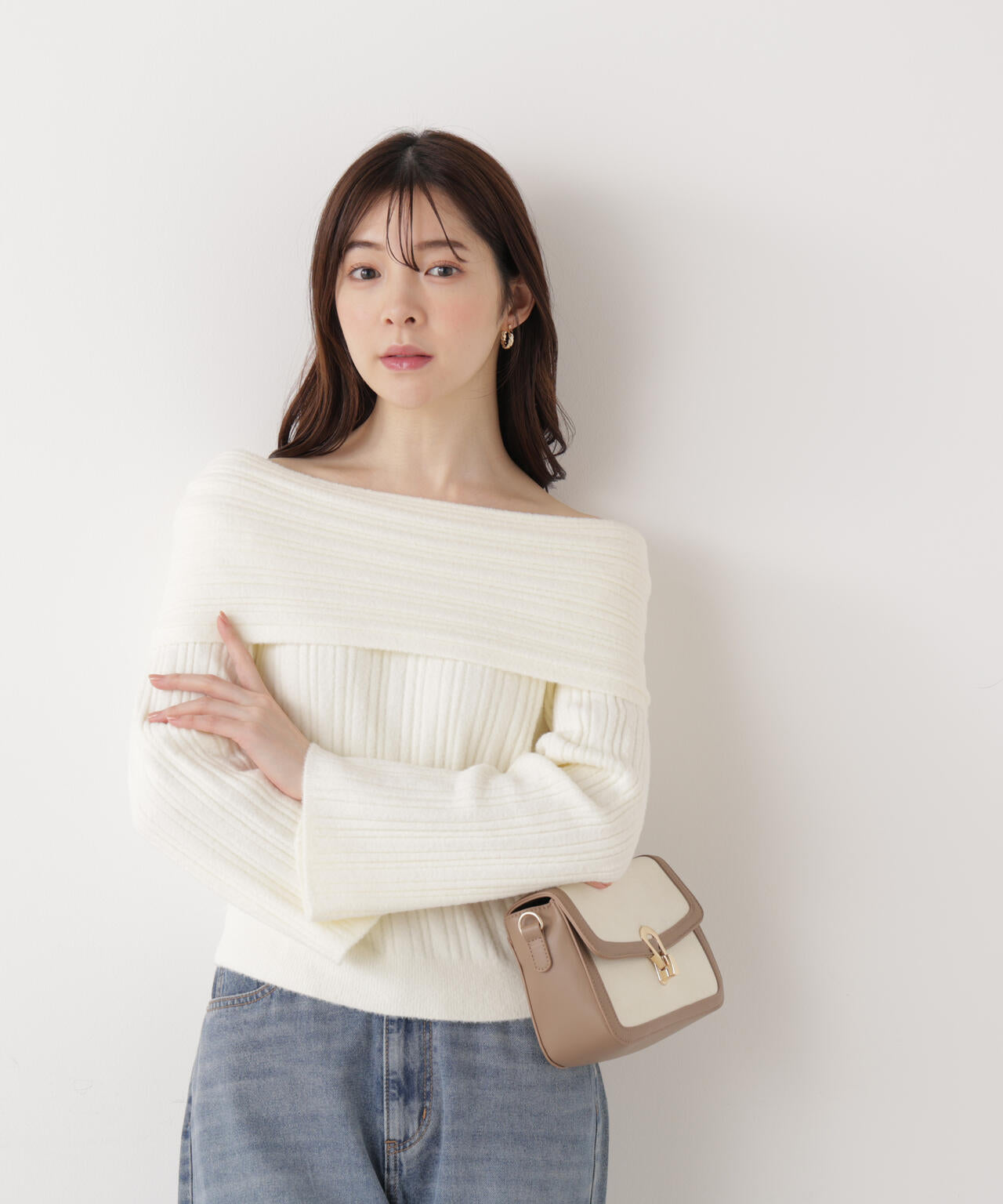 【加藤栞さん着用】ランダムリブオフショルニット