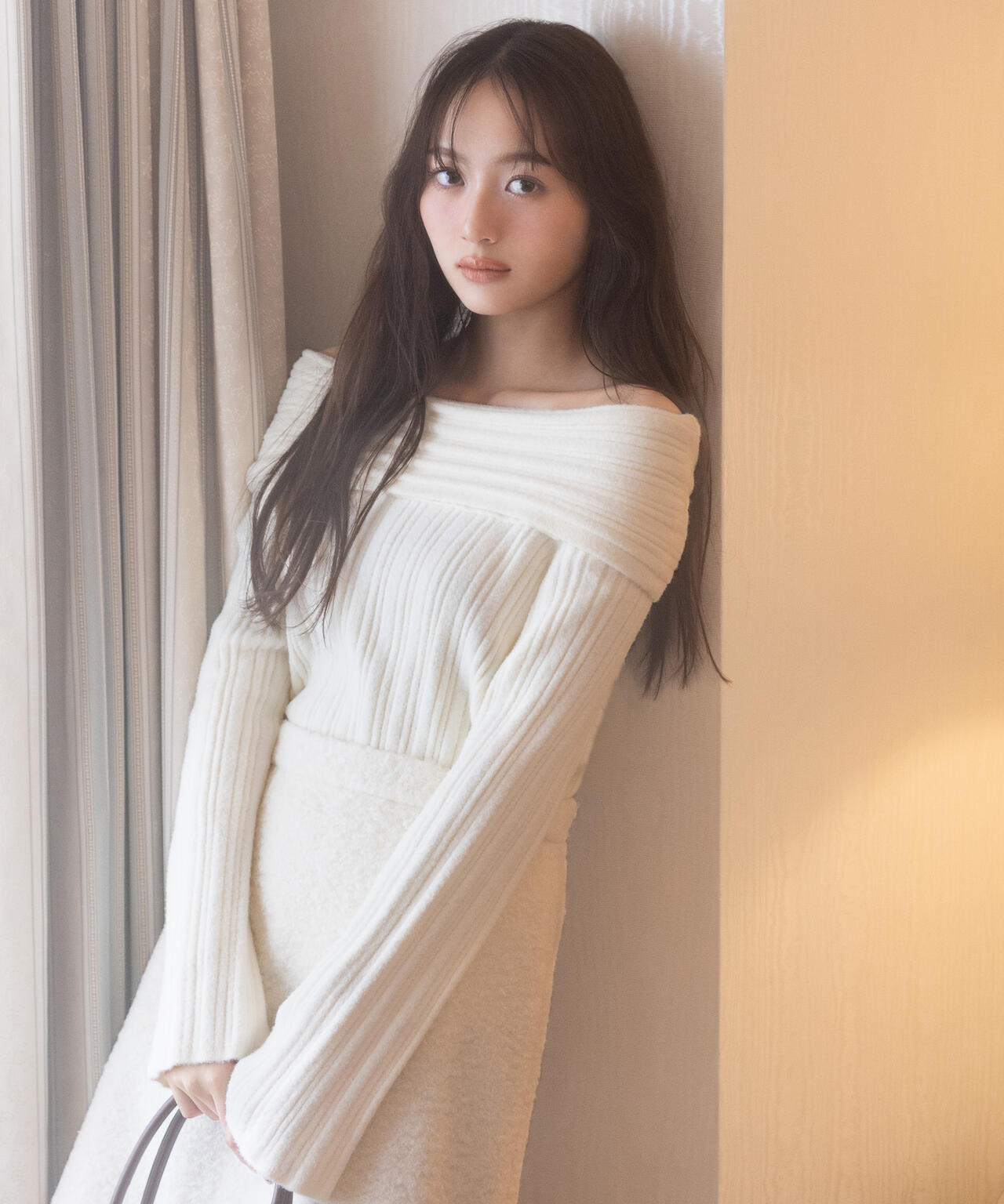 【加藤栞さん着用】ランダムリブオフショルニット