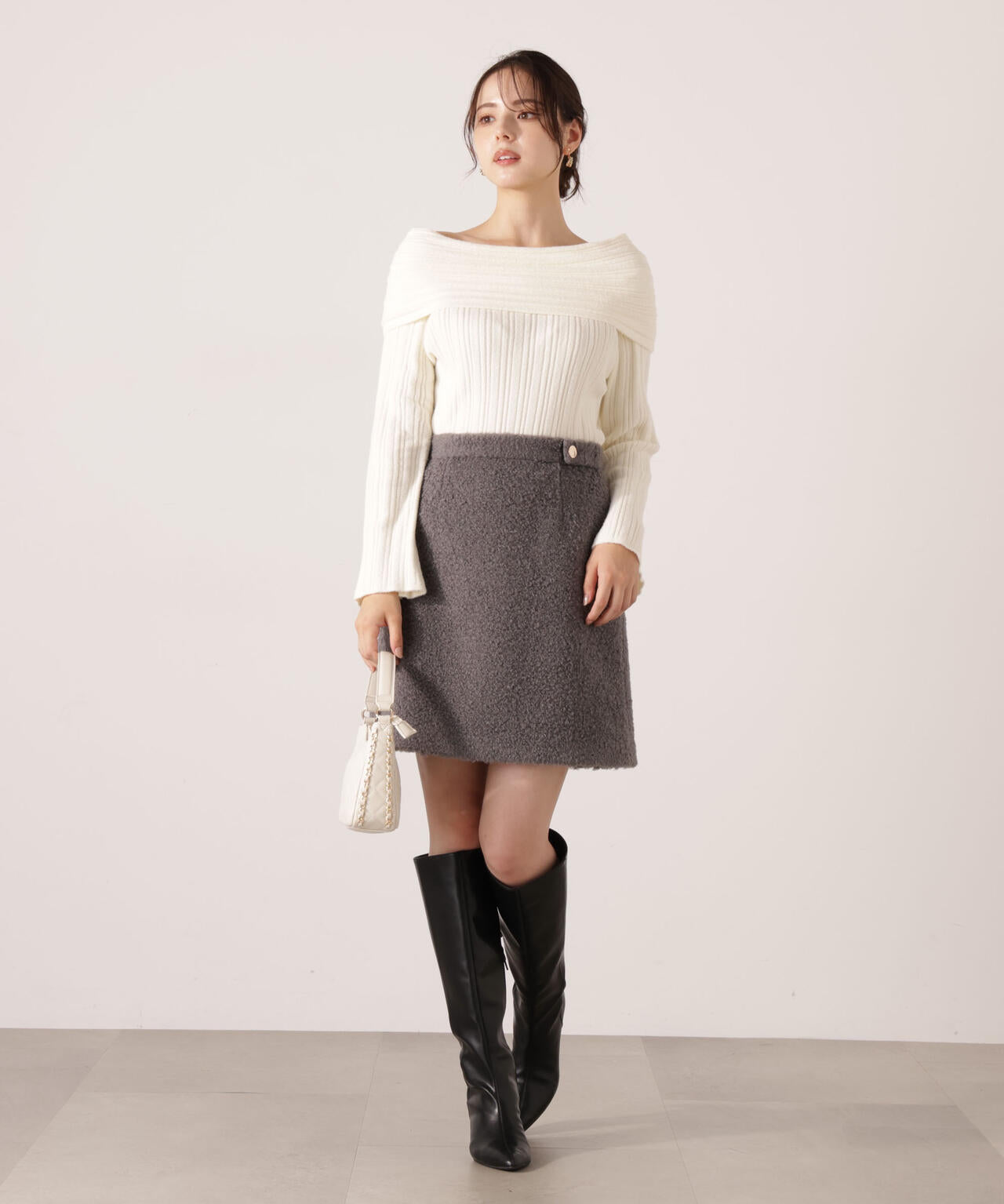 【加藤栞さん着用】ランダムリブオフショルニット
