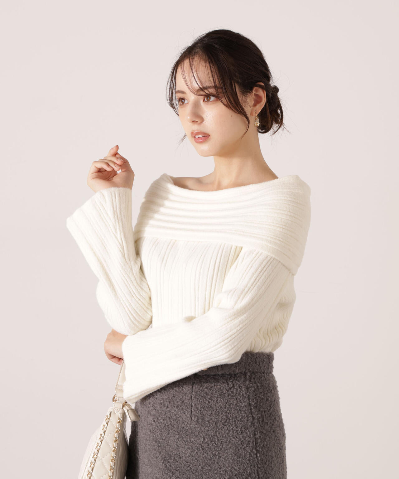 【加藤栞さん着用】ランダムリブオフショルニット