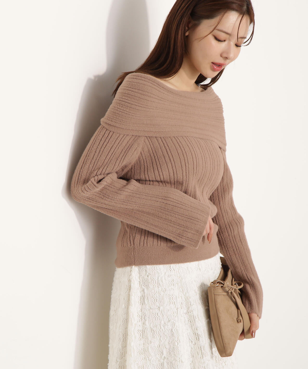 【加藤栞さん着用】ランダムリブオフショルニット