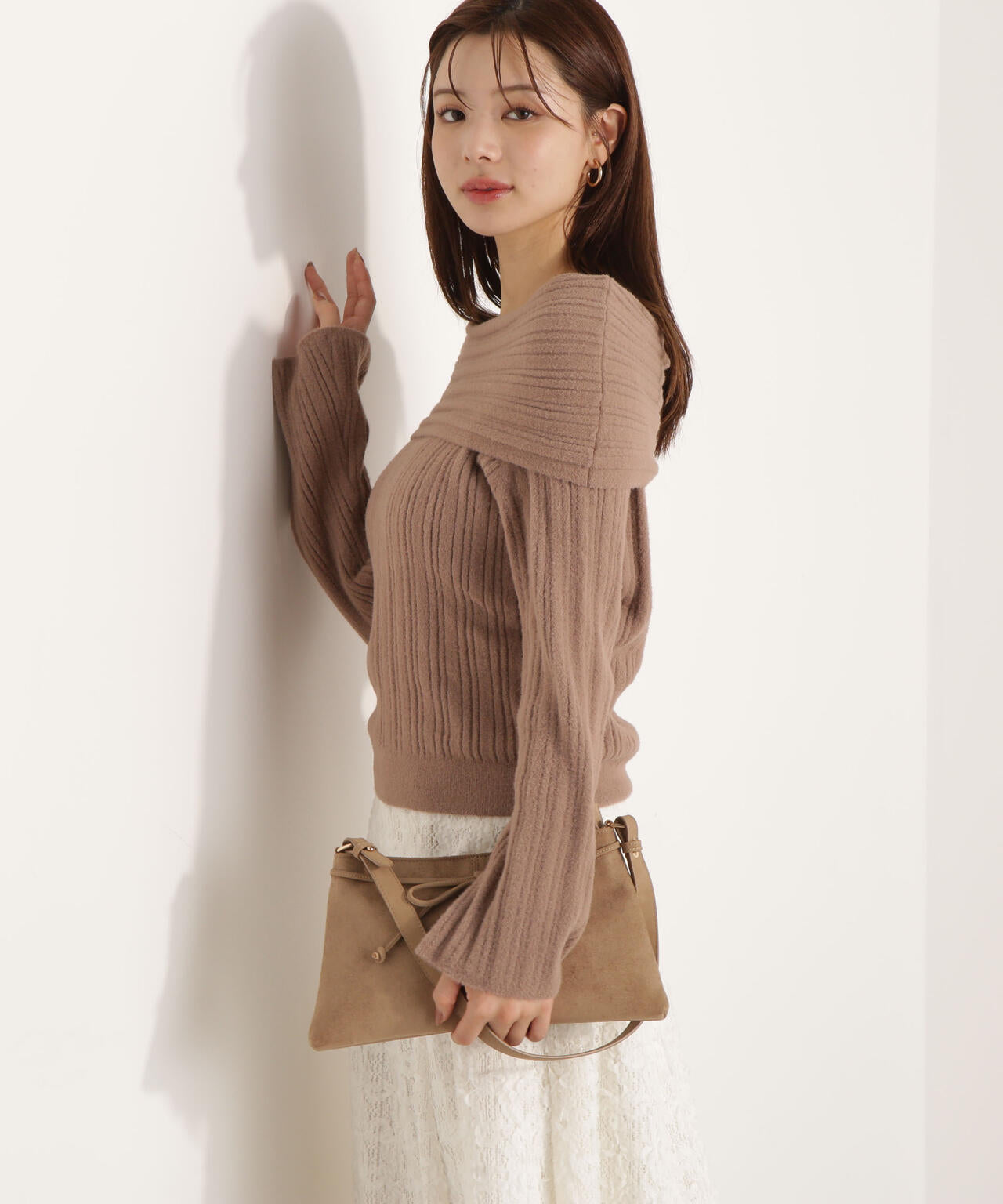 【加藤栞さん着用】ランダムリブオフショルニット