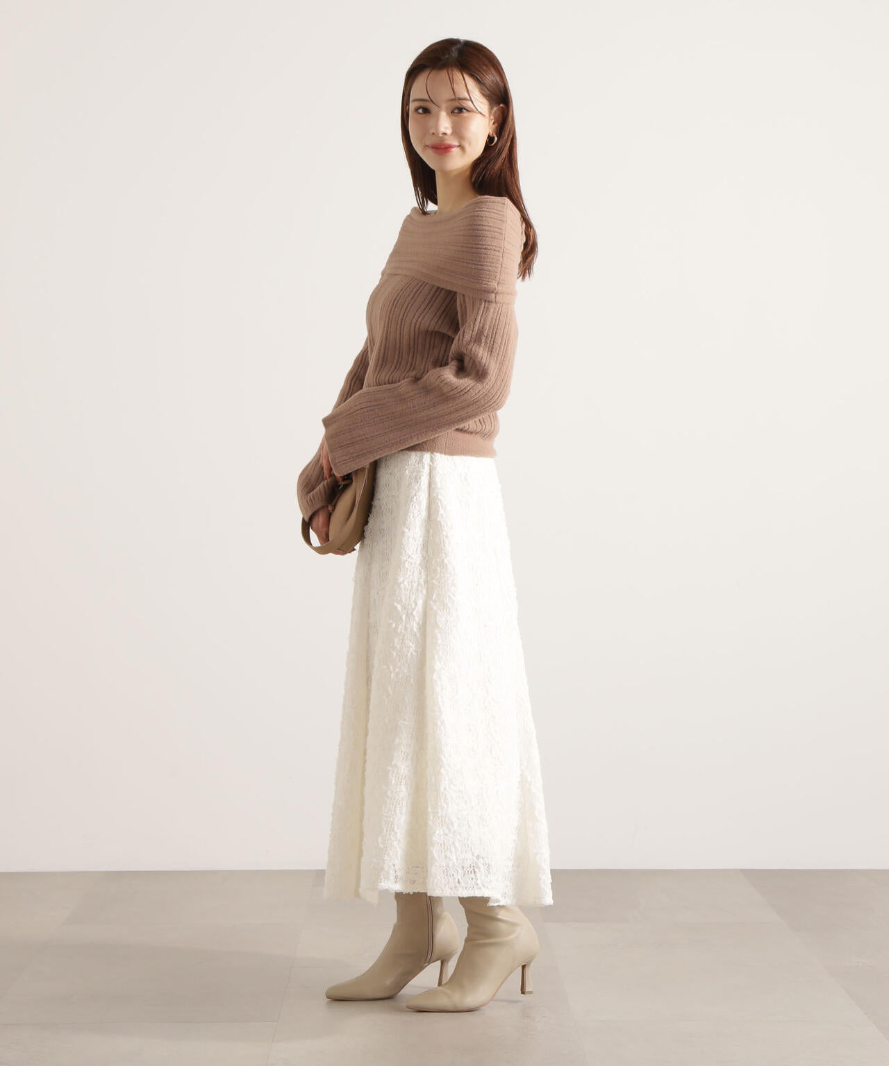 【加藤栞さん着用】ランダムリブオフショルニット